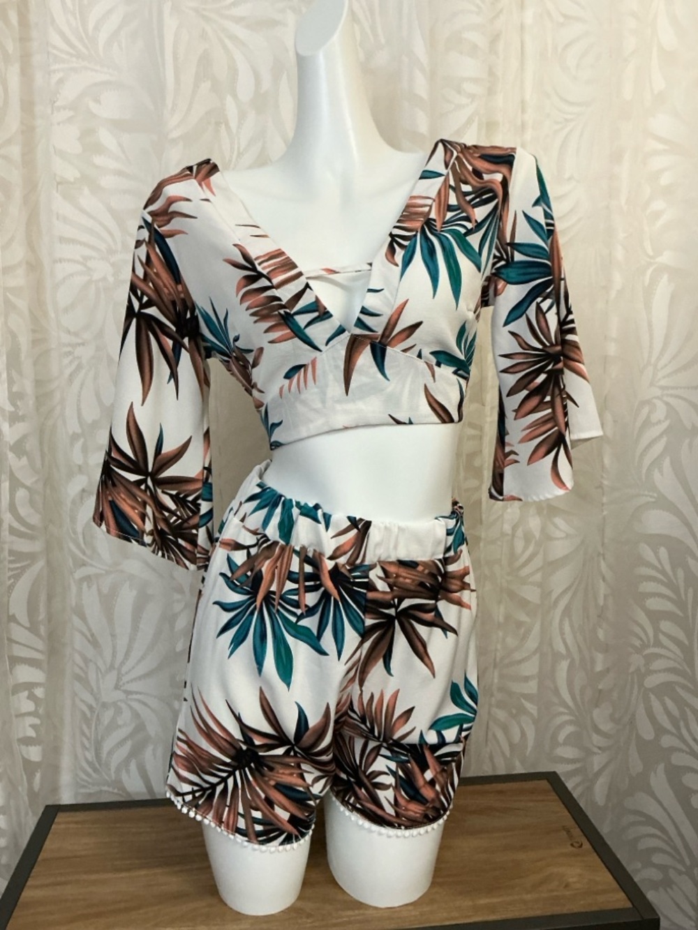 SHEIN Tropical Leaf Print Cropped Tie Top Short Set in White, Teal and Brown